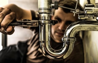 plumber_checking_pipes