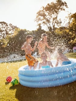 kids_splashing_in_kiddie_pool