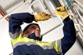electrician_fixing_home