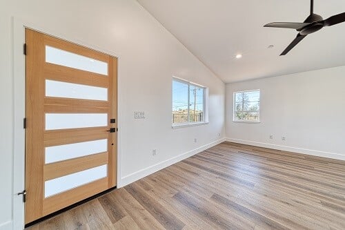 Living Room/Entryway